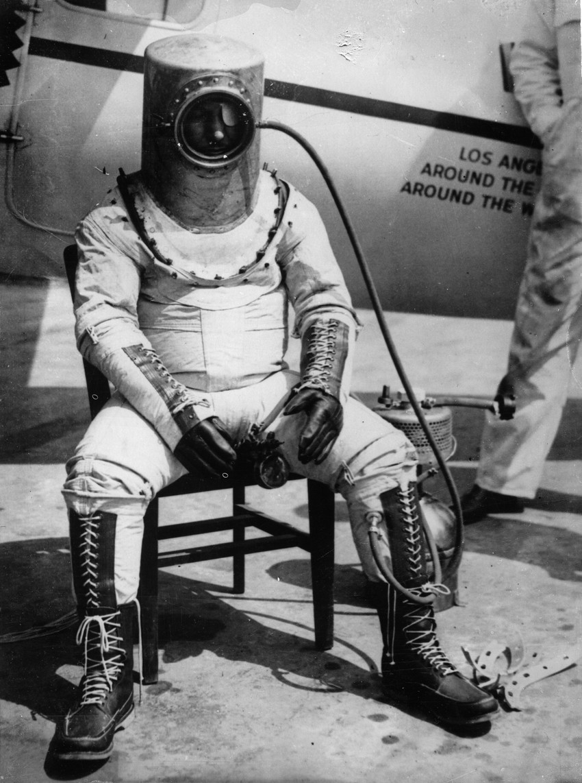 Oprema se sastojala od običnine pamučne potkošulje i dugih gaća, preko kojih je oblačio odelo od gumirane tkanine, nalik na unutrašnju automobilsku gumu