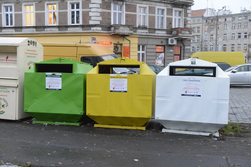 Pojemniki, w których pozbywamy się posortowanych odpadów, na pl. Staszica