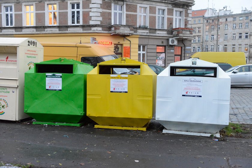 Pojemniki, w których pozbywamy się posortowanych odpadów, na pl. Staszica