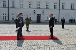 Prezydent Duda złożył kwiaty przy figurze Chrystusa przy Bazylice św. Krzyża