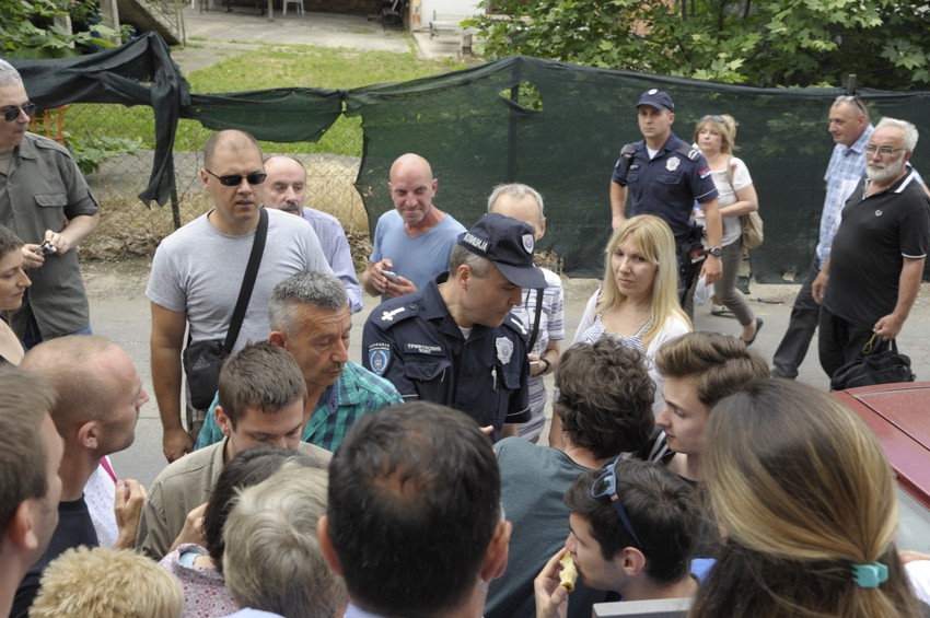 Okupljeni ispred zgrade