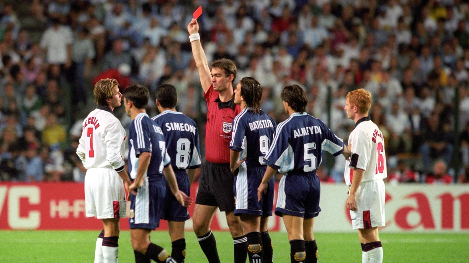 Sudija pokazuje Dejvidu Bekamu crveni karton na meču sa Argentinom 1998. | Foto: PA Media