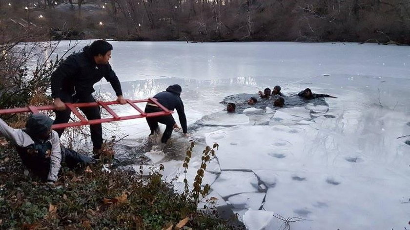 Na ratunek rzucili im się przechodzący obok mężczyźni