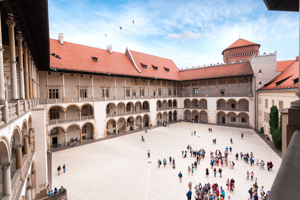 W gali baletowej „Grand pas…!” - 27 czerwca - widzowie zobaczą gwiazdy międzynarodowych scen baletowych. Swój program zaprezentują artyści m.in. Teatru Wielkiego im. S. Moniuszki w Poznaniu, Baletu Opery Wrocławskiej oraz z włoskiego Teatro di San Carlo i z rosyjskiego Teatru Maryjskiego. Na zdjęciu: Dziedziniec Zamku Królewskiego na Wawelu