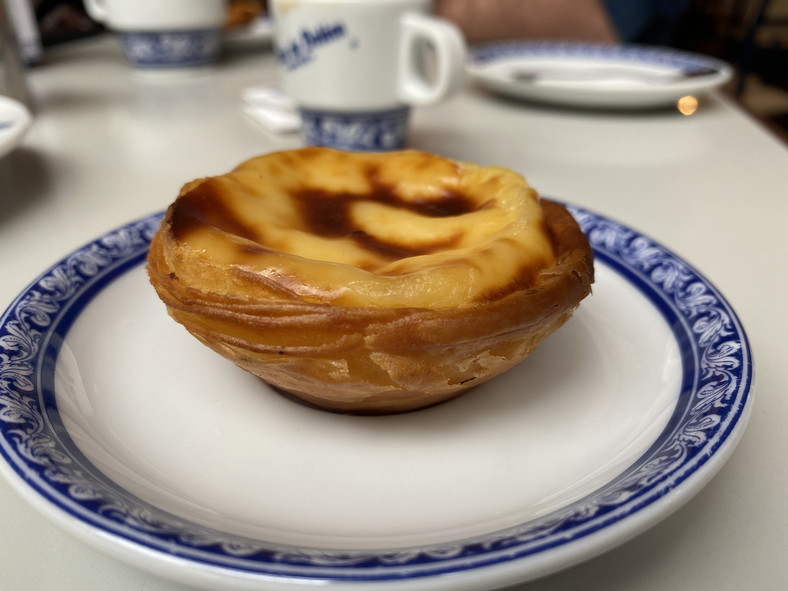 Pastel de nata w popularnej kawiarni Pastéis de Belém w Lizbonie