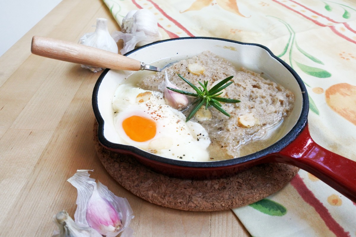 Sopa de ajo, czyli hiszpańska zupa czosnkowa