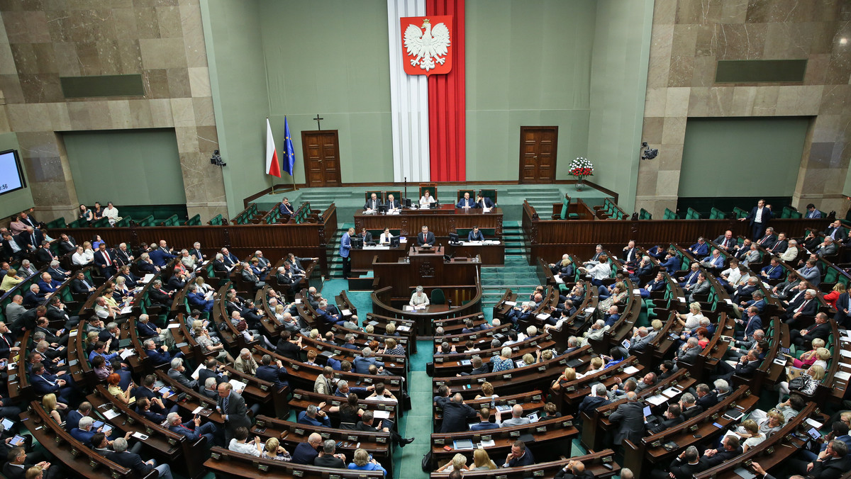 Z końcem kadencji Sejmu do niszczarki trafi siedem obywatelskich projektów ustaw. PSL próbuje je ocalić - informuje "Rzeczpospolita".