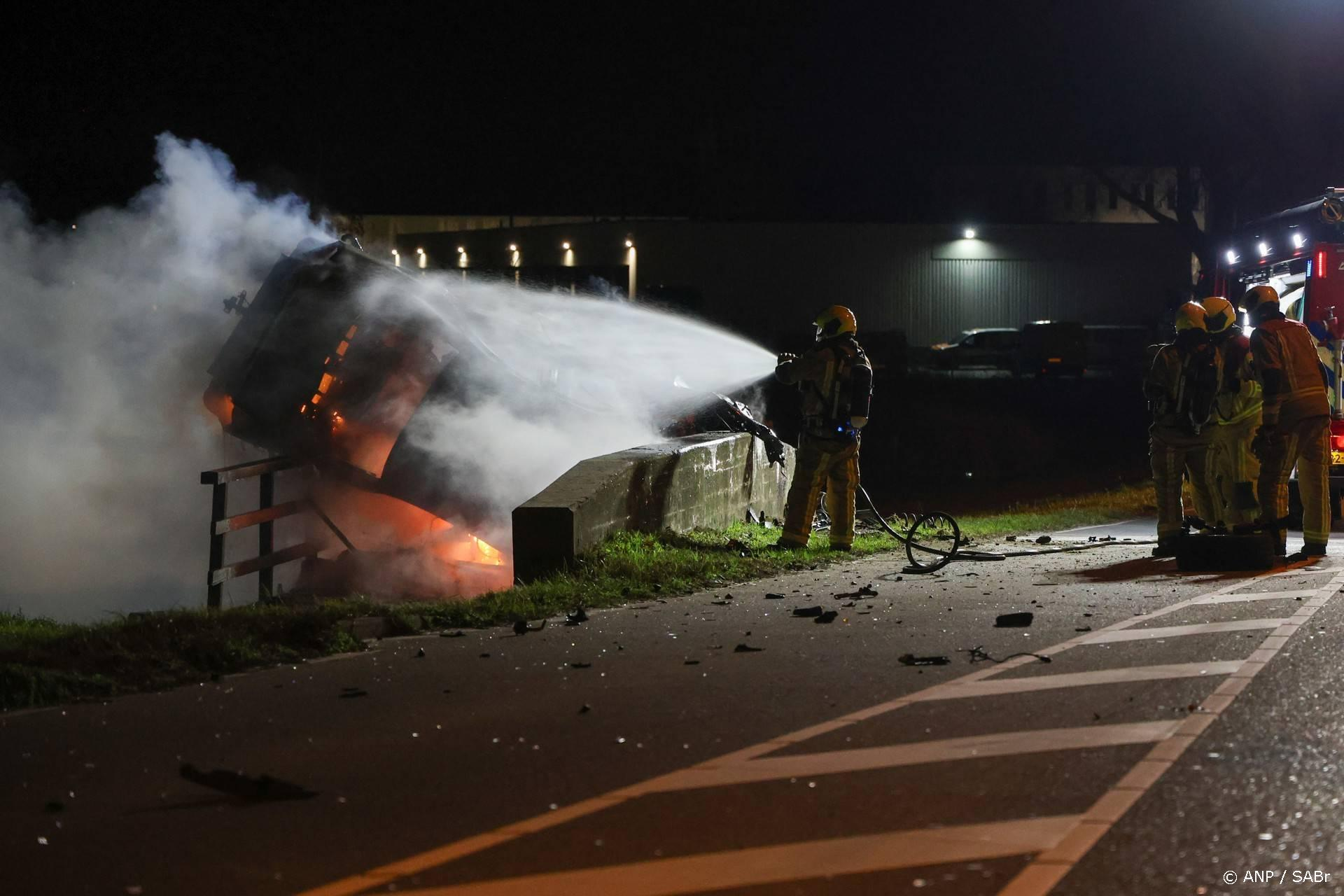 Auto vliegt in brand na een crash tegen de brug: bestuurder dood in Maasdijk