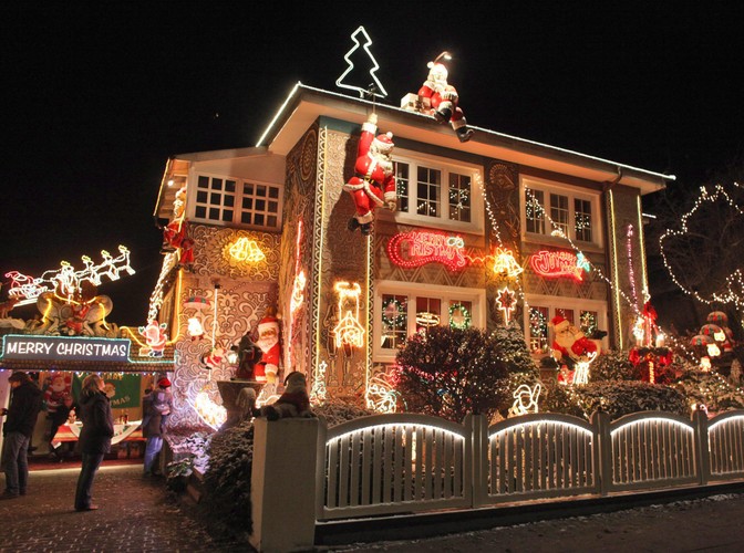 Dom na przedmieściach Hamburga, udekorowany 25 tysiącami lampek