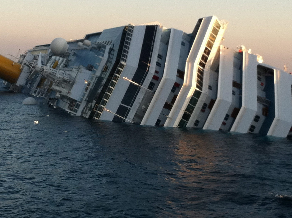 Tonący statek Costa Concordia, fot. PAP/EPA