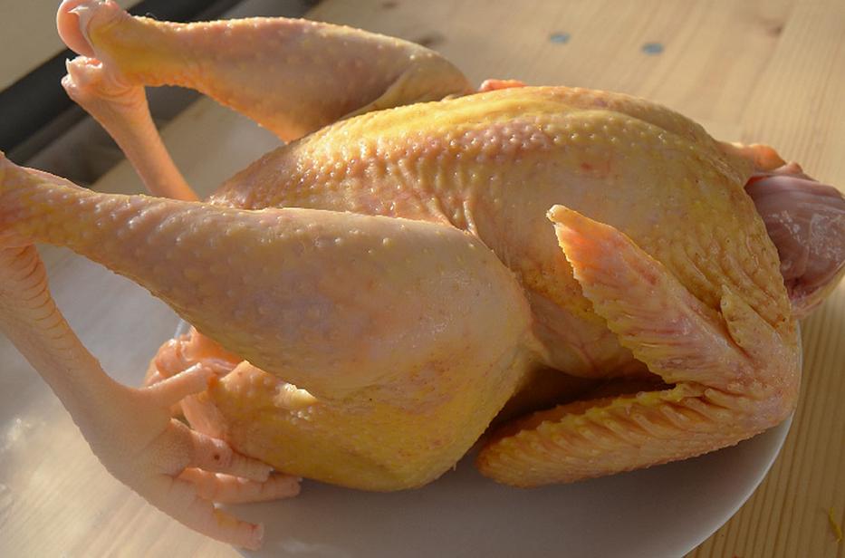 Sok­kot ka­pott a sza­kács, ami­kor a bon­tott csirke el­má­szott előle (videó)