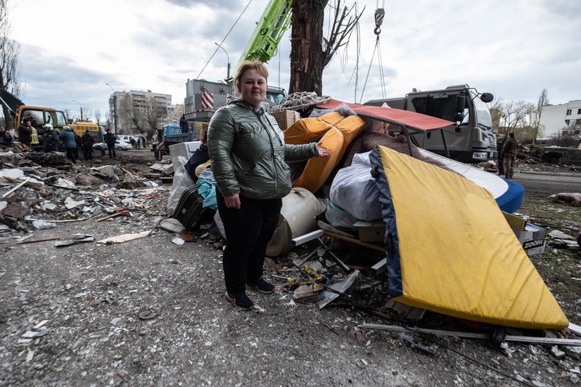 Pralka, materac, pościel, parę tobołków - tyle uratowali z mieszkania po wybuchu bomby