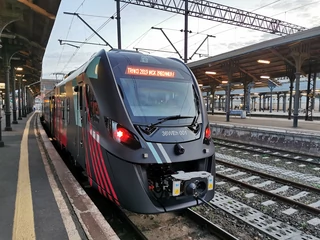 Pociąg hybrydowy Newagu na dworcu Gdańsk Główny
