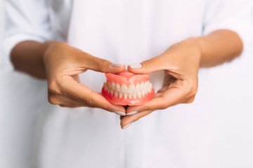 Műfogsor-stomatitis: oka, tünetei, kezelése és veszélyei