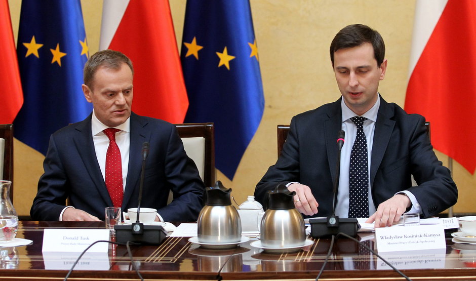  Donald Tusk i ówczesny minister pracy Władysław Kosiniak-Kamysz podczas posiedzenia prezydium Komisji Trójstronnej w sprawie reformy emerytalnej, 13 kwietnia 2012 r.