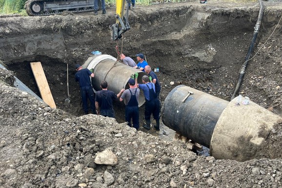 (FOTO) OVO JE CEV GDE JE DOŠLO DO HAVARIJE! Više od 100.000 ljudi NEMA VODE u Zapadnoj Srbiji, Vojska na terenu