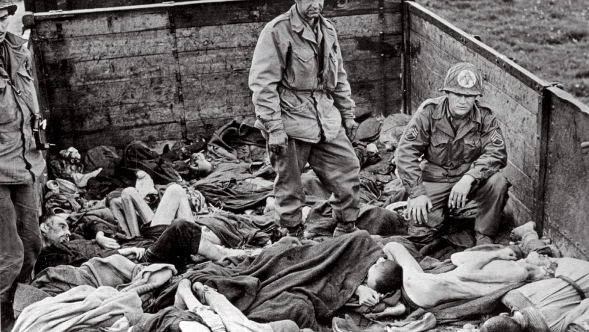 Amerykańscy żołnierze w obozie koncentracyjnym w Dachau, 30 kwietnia 1945 r.