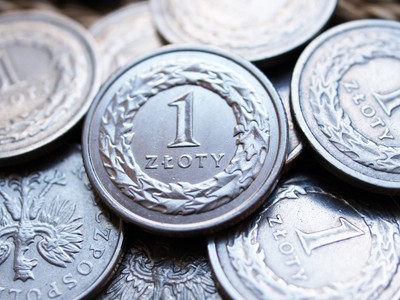 Kurs walut. Złoty zyskał na wartości wobec euro, franka i dolara