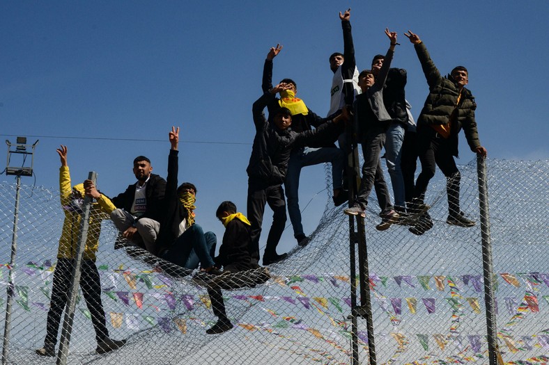 Tureccy Kurdowie podczas obchodów święta Newroz, oznaczającego perski Nowy Rok, Diyarbakir, Turcja, 21 marca 2023 r.