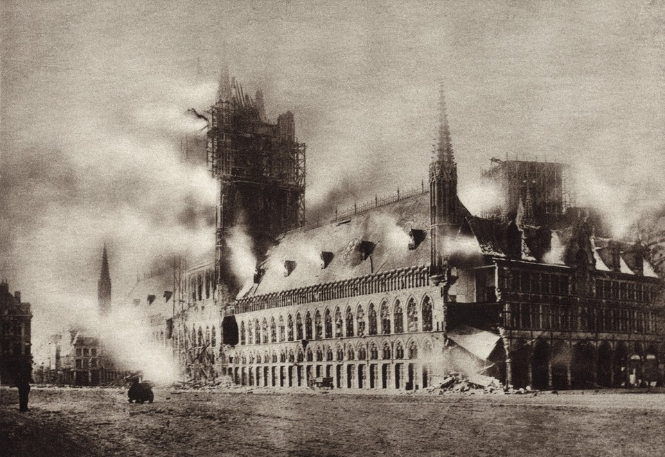 Ypres - sukiennice w ogniu (listopad 1914)