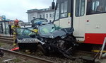 Groźny wypadek w Gdańsku. Samochód Służby Celno-Skarbowej zderzył się z tramwajem. Trzy osoby ranne