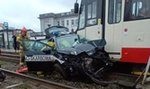 Groźny wypadek w Gdańsku. Samochód Służby Celno-Skarbowej zderzył się z tramwajem. Trzy osoby ranne