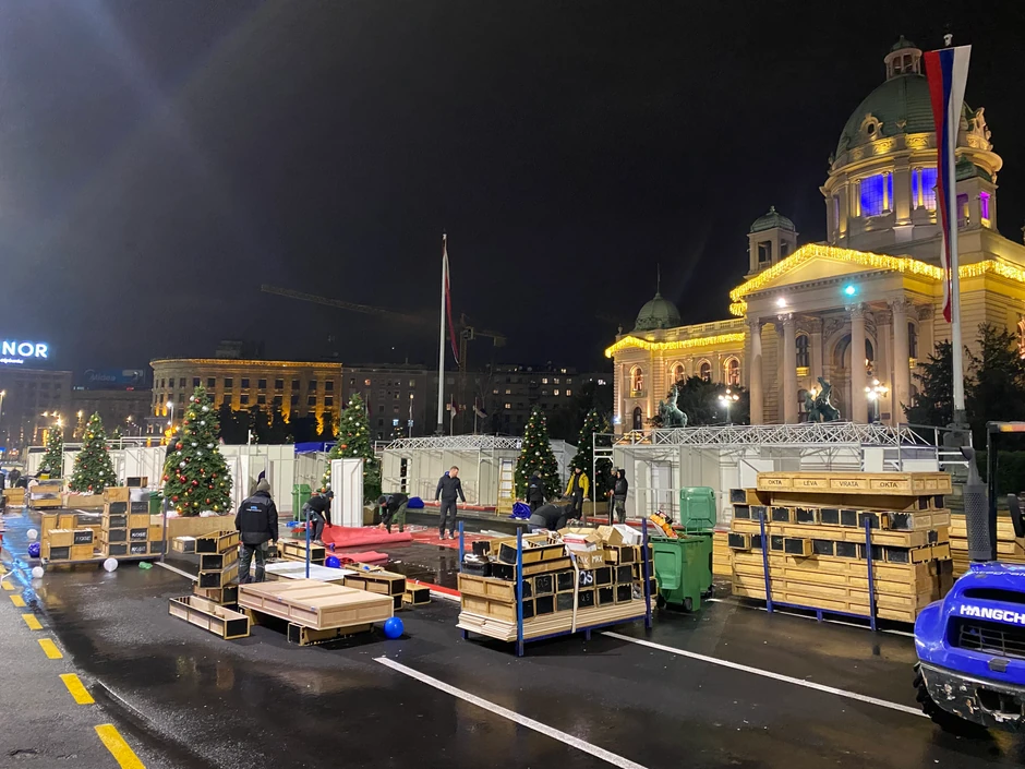 sklanjanje štandova ispred Skupštine