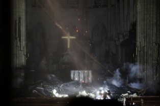 Katedra Notre Dame po pożarze. Oto skala zniszczeń [ZDJĘCIA]