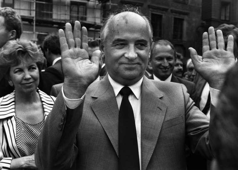 Przywódca ZSRR Michaił Gorbaczow w czasie wizyty w Polsce w 1988 r.