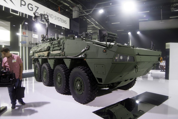 Kołowy transporter opancerzony Rosomak zaprezentowany w Pawilonie Polskiej Grupy Zbrojeniowej podczas XXIII Międzynarodowego Salonu Przemysłu Obronnego w Kielcach. <br><br>fot.(mgo/zuz) PAP/Michał Walczak