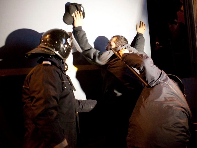 Nastroje niezadowolenia, zwłaszcza wśród młodzieży, narastają z powodu cięć budżetowych, zmniejszania pensji i świadczeń, podwyższania podatków, a także korupcji