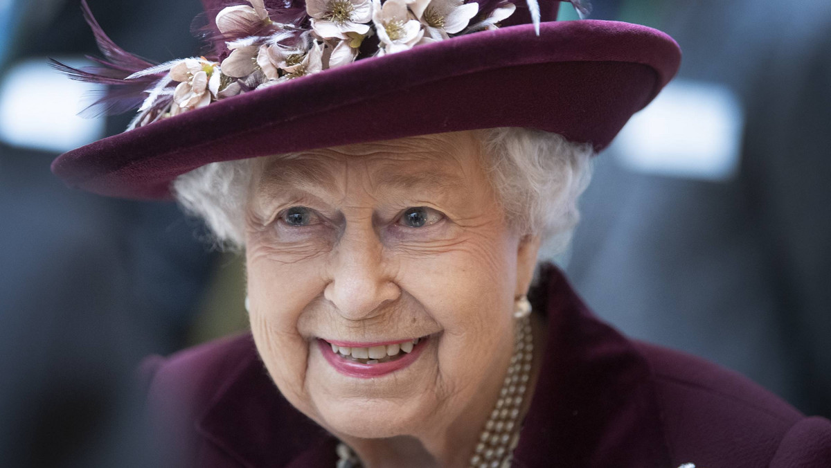 Elżbieta II na mało znanym zdjęciu. Uśmiechnięta królowa w towarzystwie koni [INSTAGRAM]