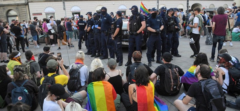 Wojna z LGBT mocniej przyspawa hierarchów Kościoła do obozu rządzącego [FELIETON]