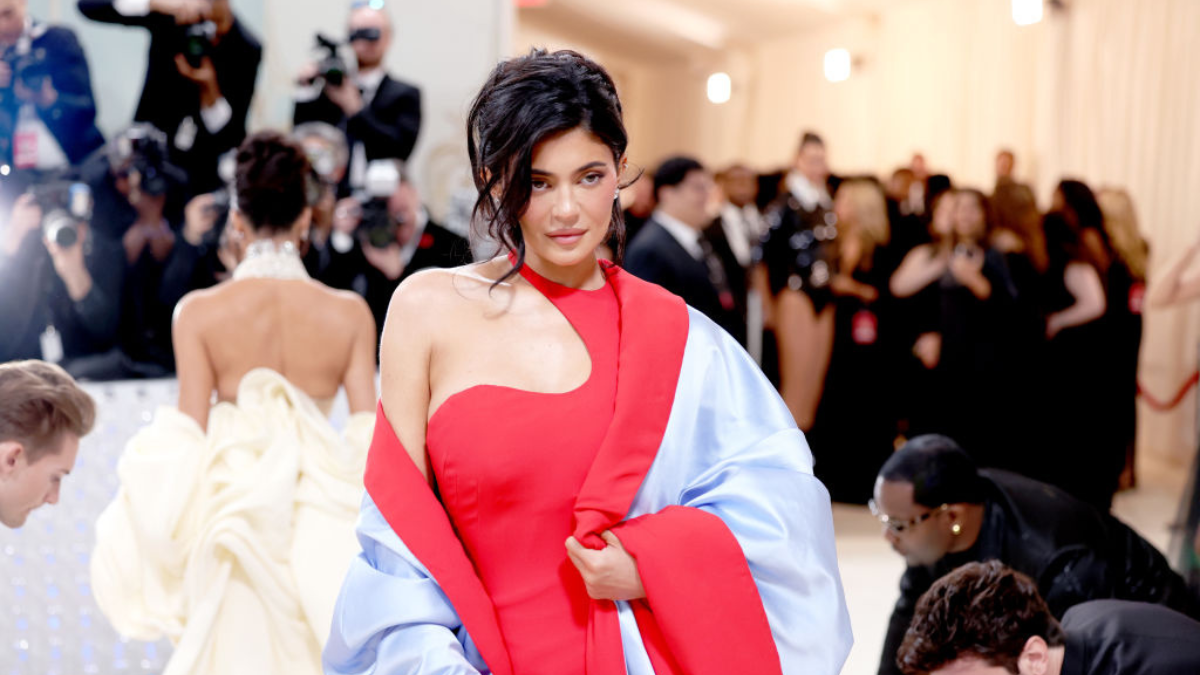 Kylie Jenner a nyílt utcán viselt meztelenruhát, és ennél stílusosabb nem is lehetett volna