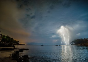 Evo kako da reagujete na vreme, i sačuvate svoj život od udara groma dok se kupate na plaži