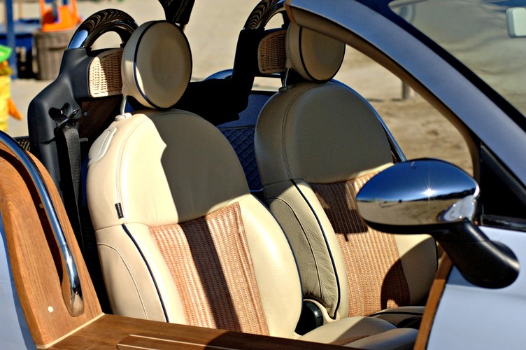 W środku szlachetne, patynowane drewno zamiast plastików