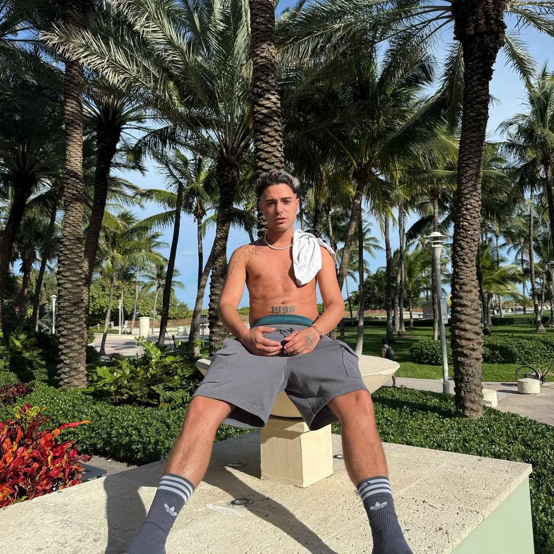 Spevák a influencer David Key.