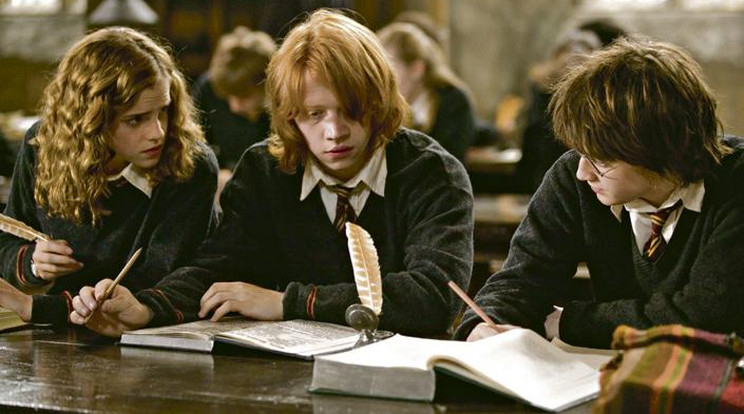 Könyvben is tarolt Hermione (Emma Watson),  Ron (Rupert Grint) és Harry Potter  (Daniel Radcliffe) történetét nem  csak filmen nézték a fiatalok, a legkeresettebb könyv volt a piacon