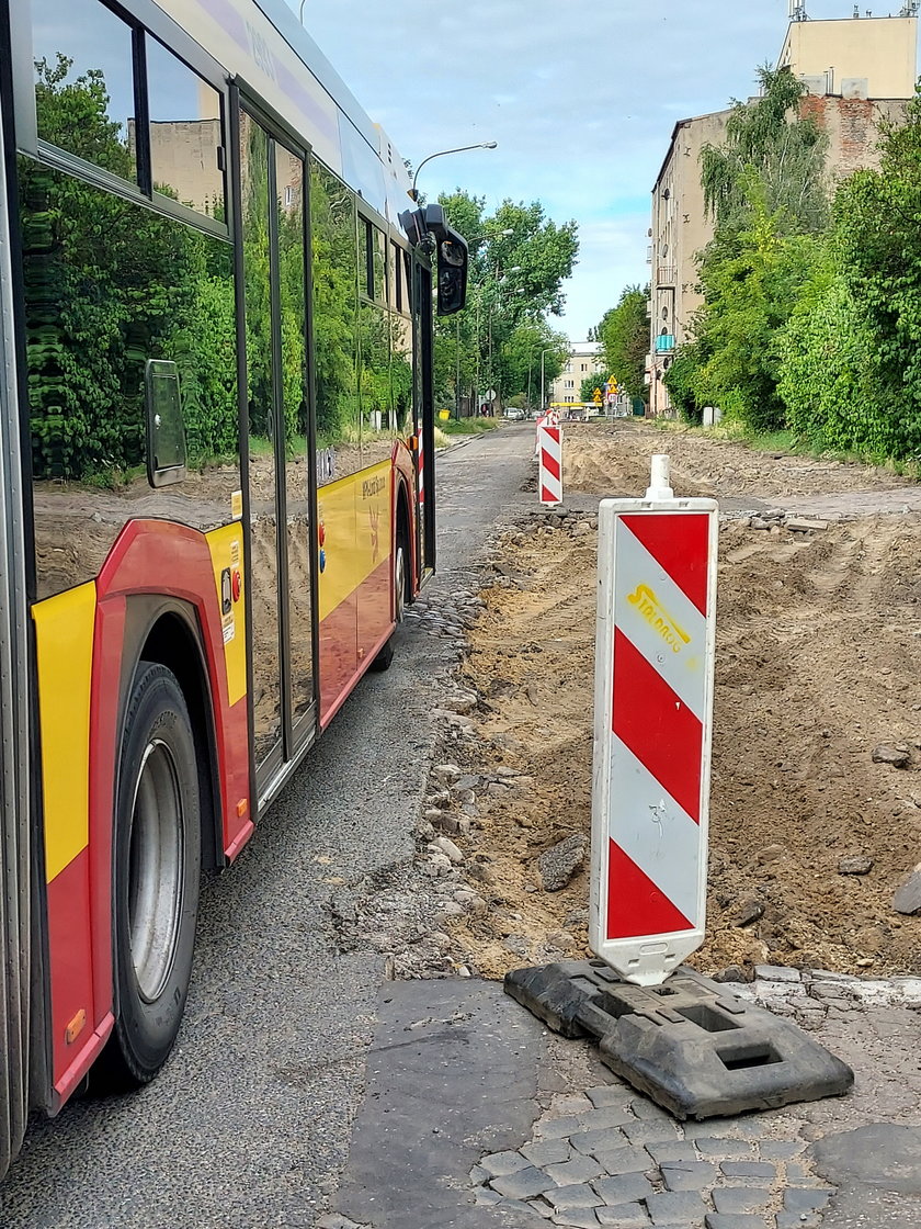 Problem na remontowanej ulicy Bednarskiej. Kierowca autobusu MPK Łódź nie chciał ryzykować. Wyznaczono objazdy