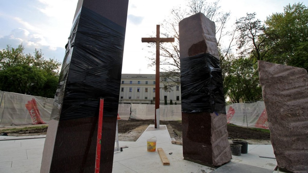 Mszą świętą w łódzkiej archikatedrze rozpoczęła sie uroczystość poświęcenia i odsłonięcia pomnika smoleńskiego, jaki stanął na tyłach łódzkiej katedry. Pomnik powstał z inicjatywy abp Marka Jędraszewskiego, który na jego odsłonięcie specjalnie przyjechał z Krakowa, gdzie jest metropolitą.