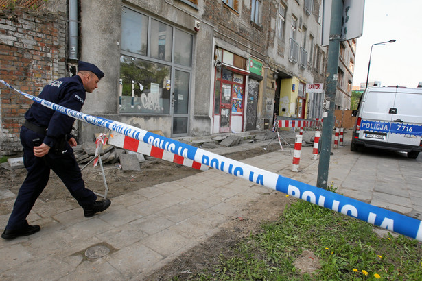 Pustostan, w którym znaleziono zwłoki czterech osób. Ulica Grzybowska, Warszawa