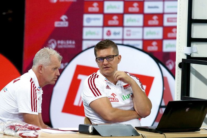 Robert Kaźmierczak (z prawej) z trenerem Vitalem Heynenem przed meczem reprezentacji Polski. Jako statystyk pracuje także w PGE Skrze Bełchatów.
