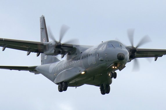 Podwozie w C-295 jest na tyle wytrzymałe, że umożliwia operowanie na częściowo przygotowanych lub nieutwardzonych pasach startowych. Koła wyposażone są w oleo-pneumatyczne amortyzatory,  hamulce tarczowe z możliwością hamowania różnicowego oraz system przeciwpoślizgowy. Wysoko położone skrzydła dają duży prześwit nad gruntem. Śmigła mają przestawialne łopaty, które pozwalają na odwrócenie ciągu silnika i intensywne hamowanie, a nawet cofanie maszyny. Dzięki temu samolot nie potrzebuje wiele miejsca do startu i lądowania. 