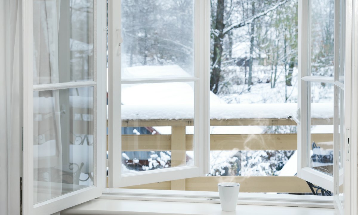 Trzymasz jedzenie na balkonie? To duży błąd. Mało kto wie, czym to grozi