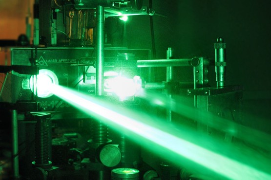 Elektronika tworzona światłem. Przełom w materiałach dla medycyny i technologii ubieralnych