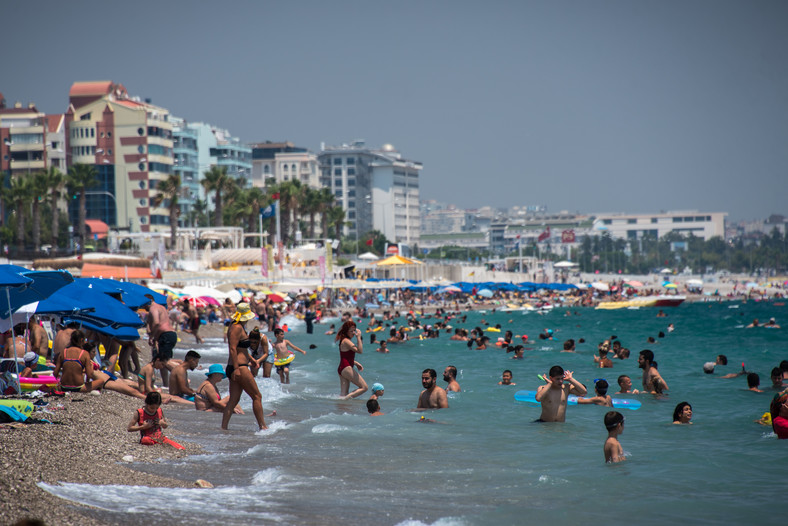 Antalya, Turcja. Życie codzienne na plaży (zdjęcie ilustracyjne)