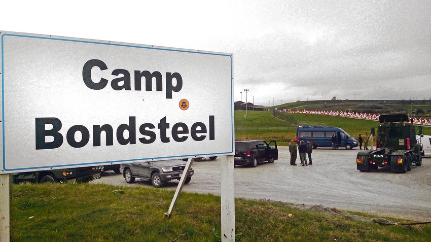 Bondstil američka baza Kosovo