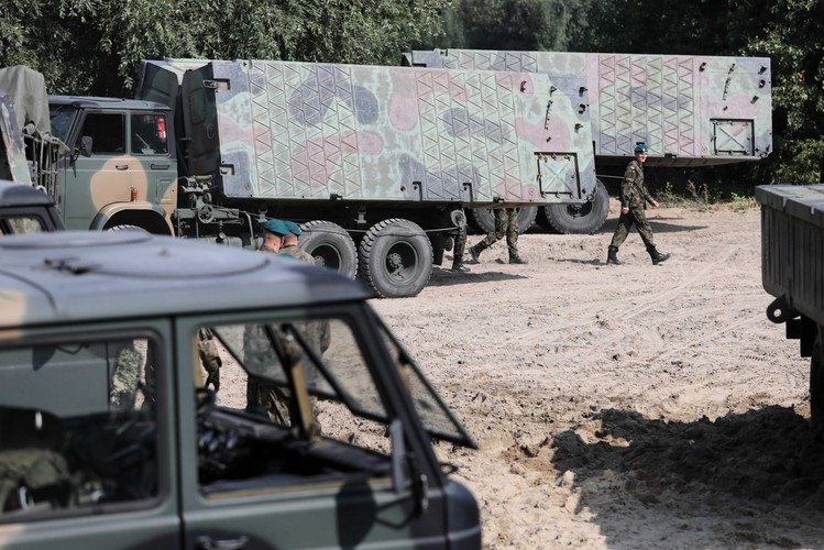 Przygotowania do montażu mostu pontonowego na Wiśle