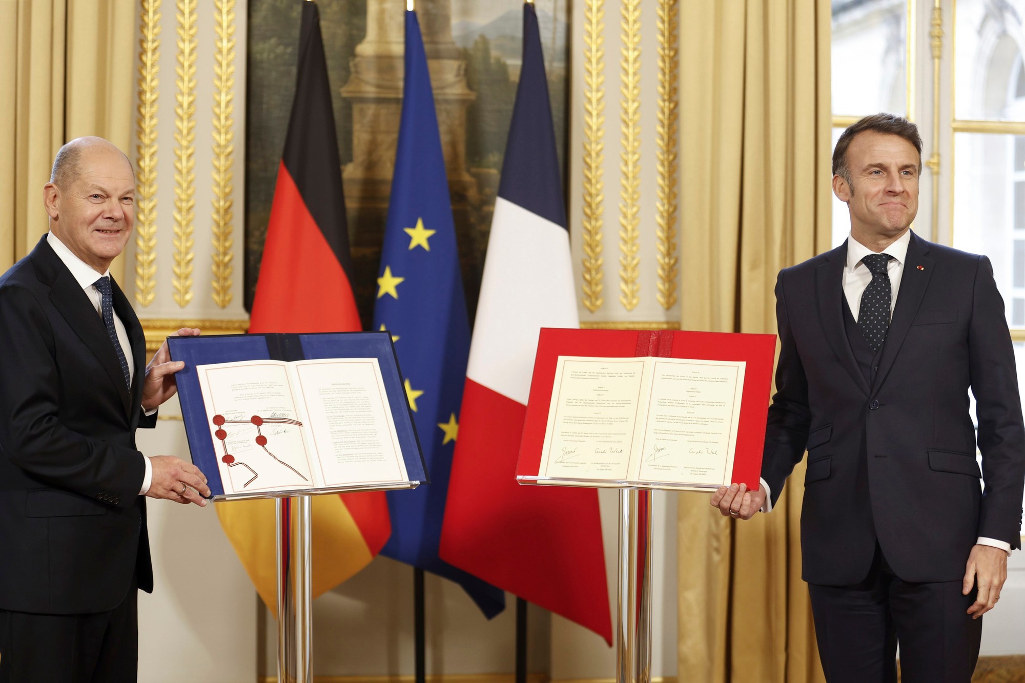 Francúzsky prezident Emmanuel Macron a nemecký kancelár Olaf Scholz.