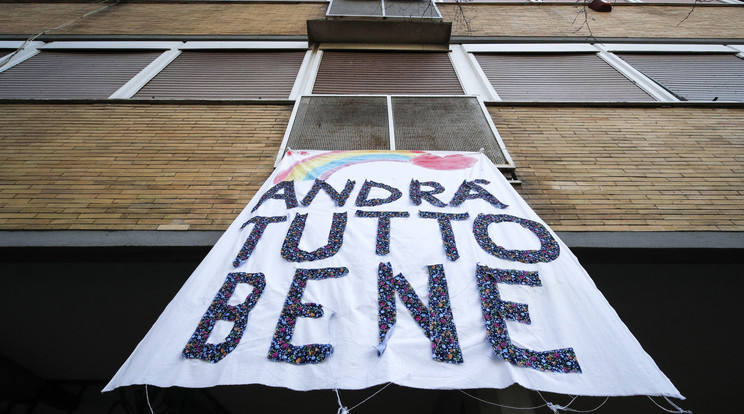 "Minden rendben lesz" feliratú transzparens lóg egy lakás erkélyén Rómában a koronavírus-járvány miatt bevezetett kijárási tilalom idején. / Fotó: MTI/EPA-ANSA/Giuseppe Lami
